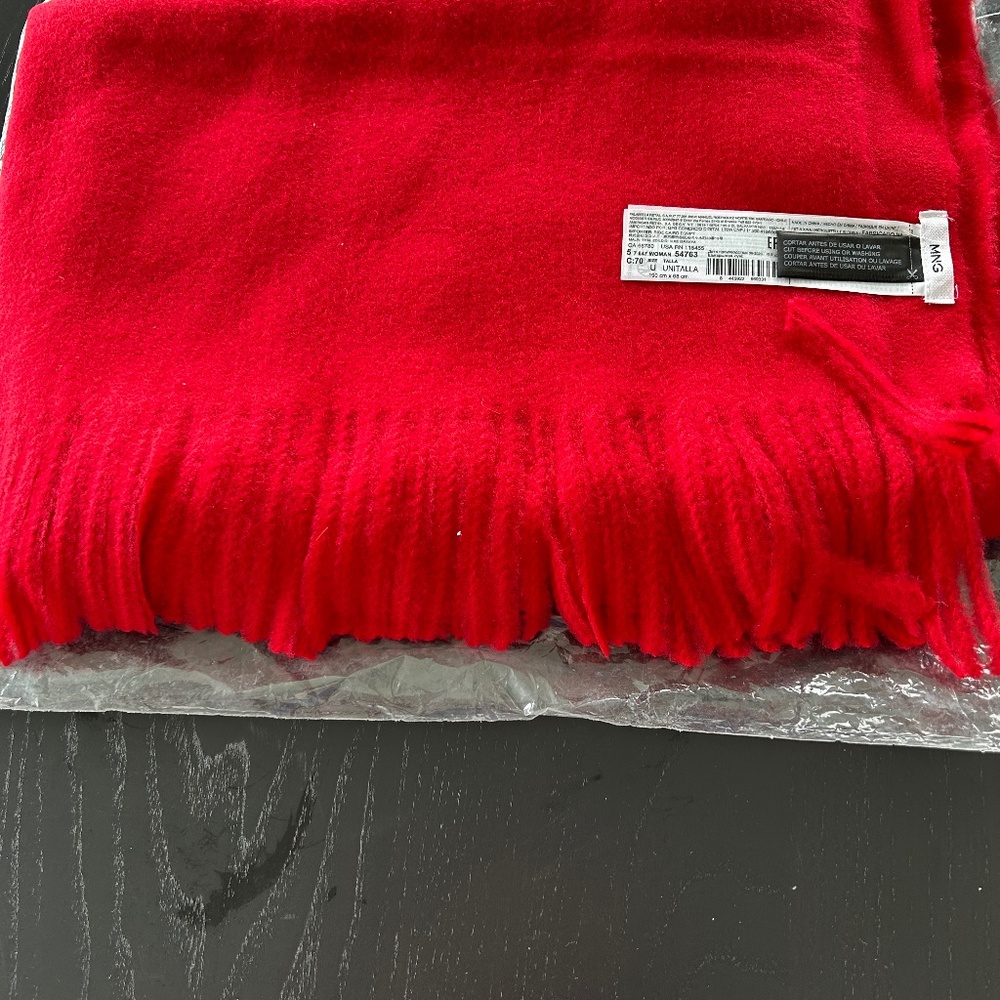 Falls shades of "RED"Soft Texture Fringed finish Scarf NWT